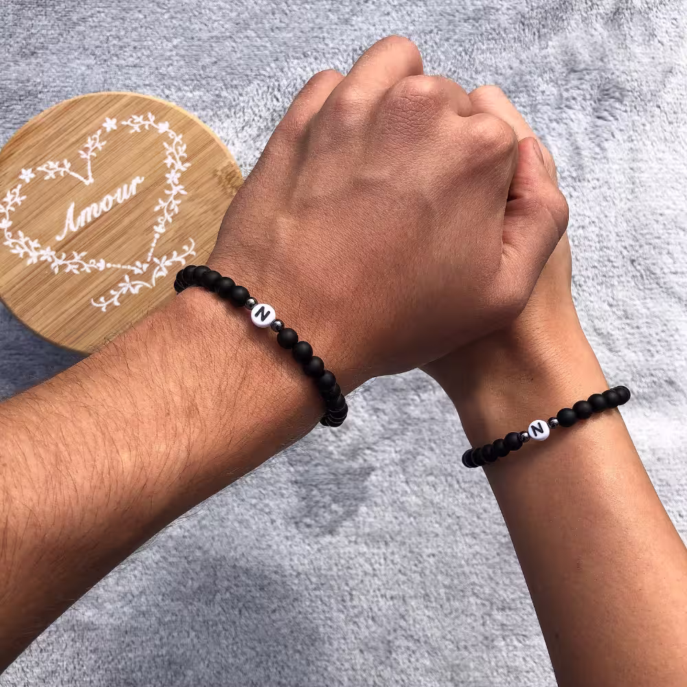 Páros betűs matt ónix és metál fekete gyöngy karkötő