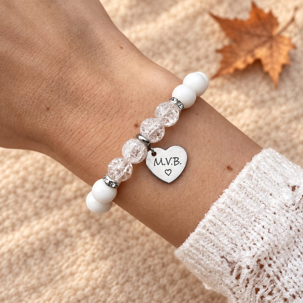 Fehér és roppantott hegyikristály gyöngyös karkötő monogramos ezüstszínű szív medállal, csuklón viselve